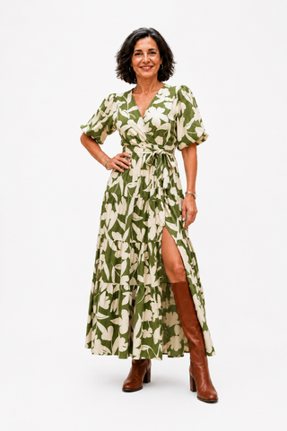 Vestido midi con escote en V y mangas cortas con abertura y estampado.