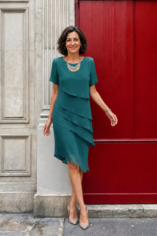 Vestido midi elegante con mangas cortas y capas