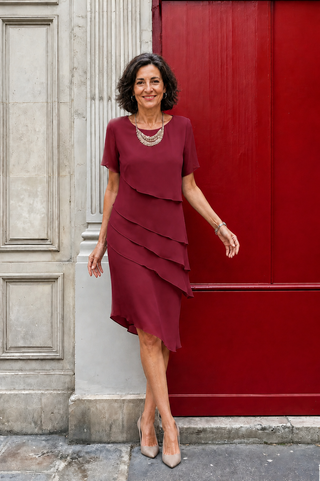 Vestido midi elegante con mangas cortas y capas