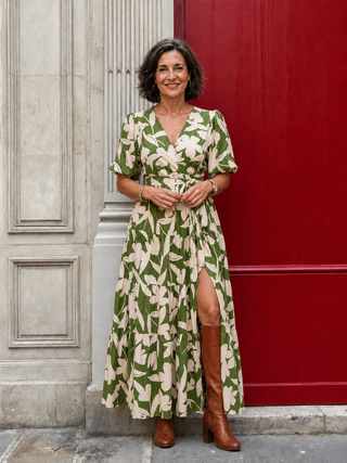 Vestido midi con escote en V y mangas cortas con abertura y estampado.