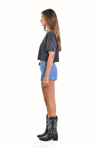 Pantalones cortos vaqueros Mollie de mezclilla de lavado medio y talle bajo con tachuelas.