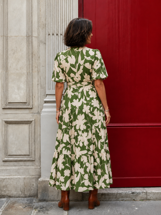 Vestido midi con escote en V y mangas cortas con abertura y estampado.
